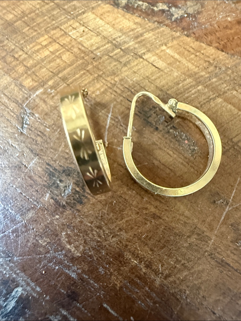 Minimalistic 18k gold hoop earrings. New in box.